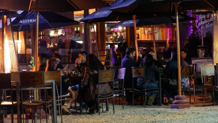 El declive de la entretención nocturna en Chile: menos días y horas de carrete. El declive de la entretención nocturna en Chile: menos días y horas de carrete.
