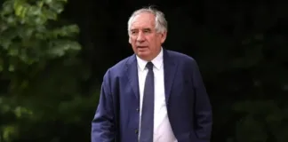 El gobierno de Bayrou enfrenta amenazas de moción de censura por parte de la oposición.