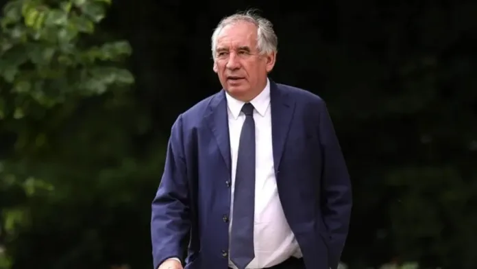 El gobierno de Bayrou enfrenta amenazas de moción de censura por parte de la oposición. El gobierno de Bayrou enfrenta amenazas de moción de censura por parte de la oposición.