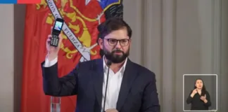 Presidente Boric critica el uso del celular en Congreso Futuro y opta por uno sin internet.