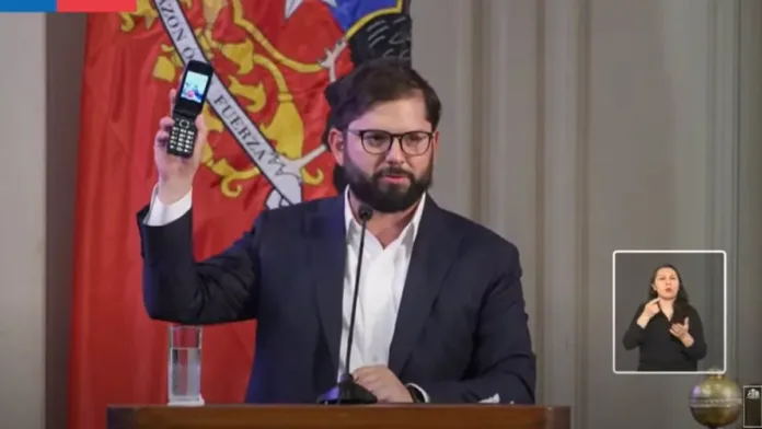 Presidente Boric critica el uso del celular en Congreso Futuro y opta por uno sin internet. Presidente Boric critica el uso del celular en Congreso Futuro y opta por uno sin internet.