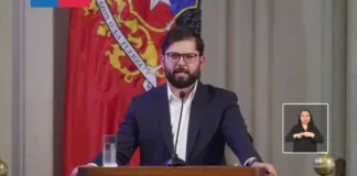 Gabriel Boric desafía a autoridades a dejar el celular durante su discurso.