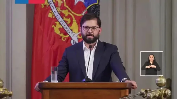 Gabriel Boric desafía a autoridades a dejar el celular durante su discurso. Gabriel Boric desafía a autoridades a dejar el celular durante su discurso.