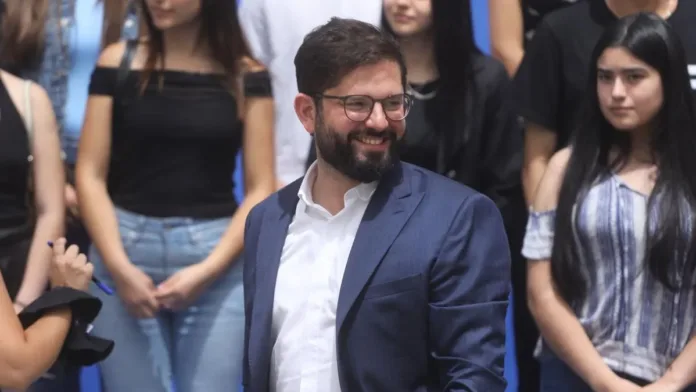 Fiscalía solicita sobreseimiento de Boric por posible filtración de fotos íntimas. Fiscalía solicita sobreseimiento de Boric por posible filtración de fotos íntimas.