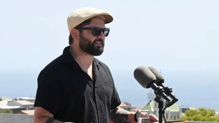 Boric y republicanos enfrentan tensiones por el presupuesto cultural en Chile. Boric y republicanos enfrentan tensiones por el presupuesto cultural en Chile.