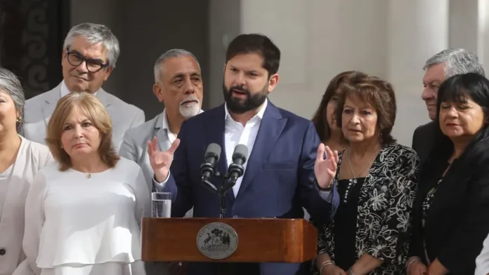 El Presidente Boric celebra la histórica aprobación de la reforma de pensiones. El Presidente Boric celebra la histórica aprobación de la reforma de pensiones.