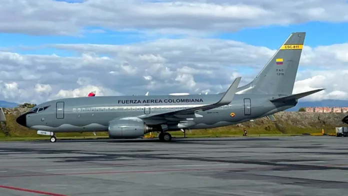 Dos aviones colombianos despegan hacia EE. UU. para repatriar a 110 deportados. Dos aviones colombianos despegan hacia EE. UU. para repatriar a 110 deportados.