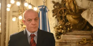 Domingo Cavallo en las primeras imágenes de la serie "Menem".