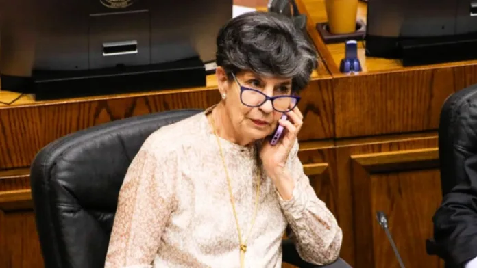 La senadora Allende cuestiona la lenta reconstrucción tras el megaincendio en Valparaíso. La senadora Allende cuestiona la lenta reconstrucción tras el megaincendio en Valparaíso.
