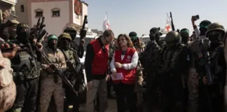 Israel libera a palestinos tras caos en la entrega de israelíes en Gaza.