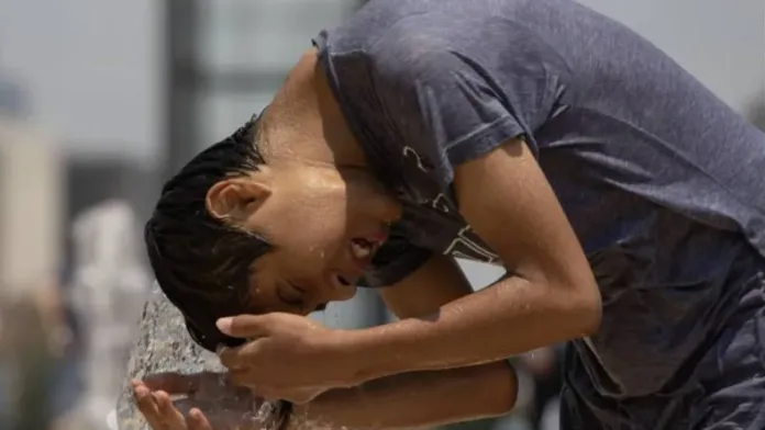 Ola de calor en Santiago: se esperan temperaturas de hasta 42° este fin de semana. Ola de calor en Santiago: se esperan temperaturas de hasta 42° este fin de semana.