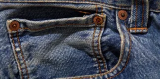 Los remaches en jeans: funcionalidad y estilo que protegen y embellecen la prenda.