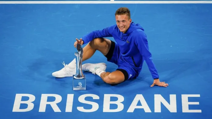 Nicolás Jarry se corona campeón en Brisbane tras dos retiros de sus oponentes. Nicolás Jarry se corona campeón en Brisbane tras dos retiros de sus oponentes.