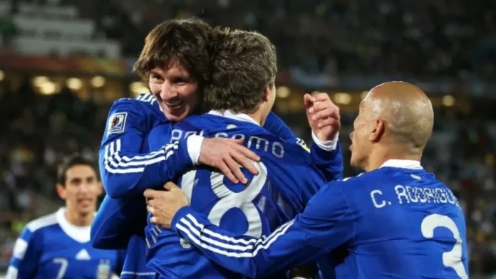 El mundialista de 2010 regresa al fútbol con la pasión intacta. El mundialista de 2010 regresa al fútbol con la pasión intacta.