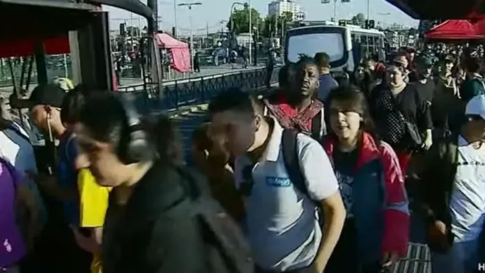 Caos en Línea 2 del Metro: cierre de estaciones provoca aglomeraciones en paraderos. Caos en Línea 2 del Metro: cierre de estaciones provoca aglomeraciones en paraderos.