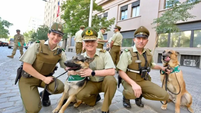 El general director Marcelo Araya se reúne con carabineros y sus perros en Santiago. El general director Marcelo Araya se reúne con carabineros y sus perros en Santiago.