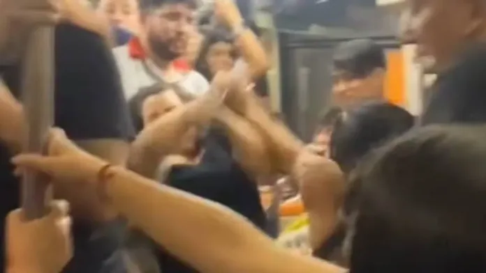 Brutal pelea en el Metro de Santiago tras un insulto entre pasajeras. Brutal pelea en el Metro de Santiago tras un insulto entre pasajeras.
