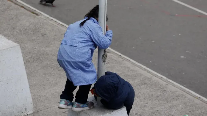 Madre denuncia bullying tras quemaduras de su hija en experimento escolar. Madre denuncia bullying tras quemaduras de su hija en experimento escolar.