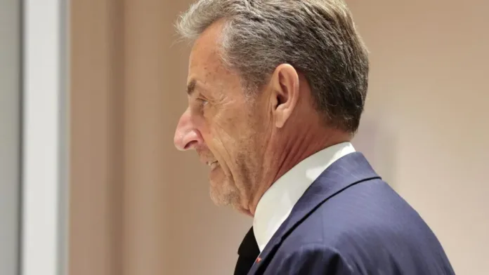 Sarkozy en juicio por recibir fondos de Gadafi: hasta 10 años de cárcel en juego. Sarkozy en juicio por recibir fondos de Gadafi: hasta 10 años de cárcel en juego.