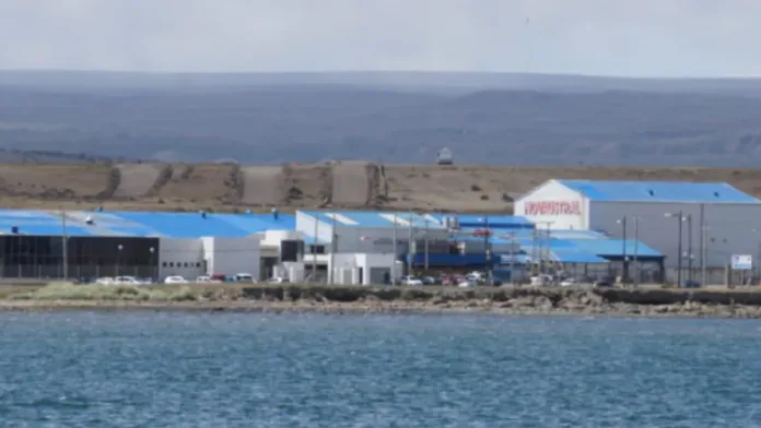 Arturo Schofield, exgerente de Nova Austral, fue condenado por contaminación de aguas y fraude en bonificaciones estatales. Juicio a otros ejecutivos se aproxima. Arturo Schofield, exgerente de Nova Austral, fue condenado por contaminación de aguas y fraude en bonificaciones estatales. Juicio a otros ejecutivos se aproxima.
