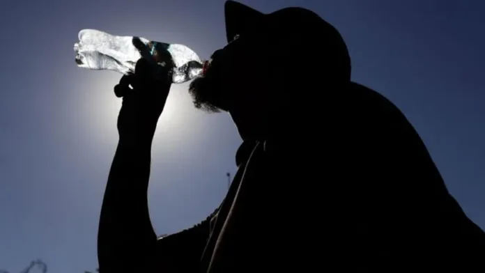 Chile enfrenta una intensa ola de calor y marejadas inusuales en sus costas. Chile enfrenta una intensa ola de calor y marejadas inusuales en sus costas.