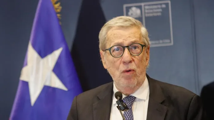 Liberación de Pablo Muñoz Hoffman en Bolivia genera controversia. Canciller Van Klaveren explica el proceso de extradición y las críticas recibidas. Liberación de Pablo Muñoz Hoffman en Bolivia genera controversia. Canciller Van Klaveren explica el proceso de extradición y las críticas recibidas.