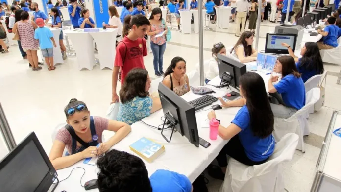 Descubre cómo postular a tu carrera universitaria tras la PAES. Descubre cómo postular a tu carrera universitaria tras la PAES.