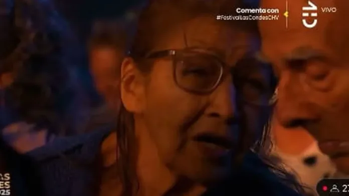 Emotivo momento de amor en el Festival de Las Condes con Paloma San Basilio. Emotivo momento de amor en el Festival de Las Condes con Paloma San Basilio.