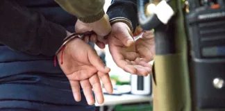 Detienen a hombre por abuso sexual y pornografía infantil contra su hijastra de 7 años.