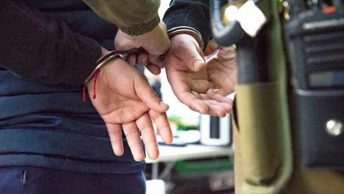 Detienen a hombre por abuso sexual y pornografía infantil contra su hijastra de 7 años. Detienen a hombre por abuso sexual y pornografía infantil contra su hijastra de 7 años.
