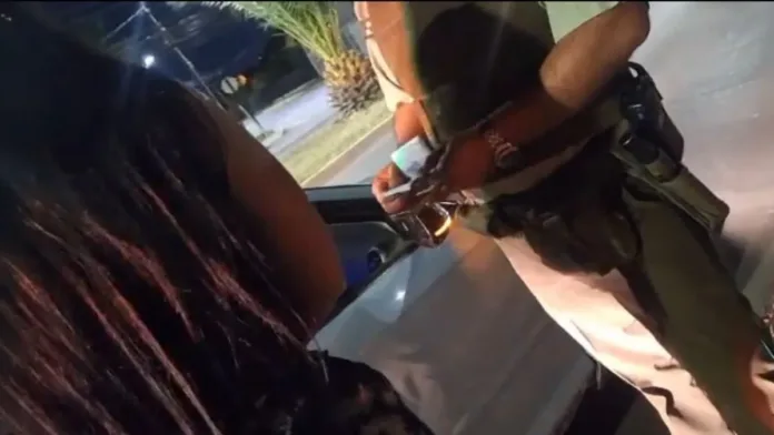 Conductora de Audi intenta sobornar a Carabineros para evitar multa por infracciones. Conductora de Audi intenta sobornar a Carabineros para evitar multa por infracciones.