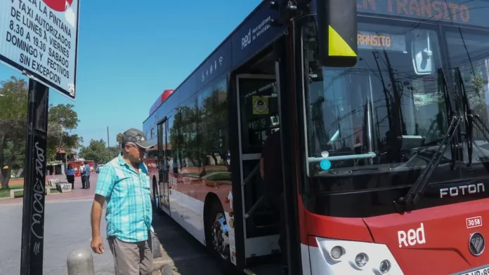 Los chilenos evalúan el transporte público de buses Red en Santiago. Los chilenos evalúan el transporte público de buses Red en Santiago.
