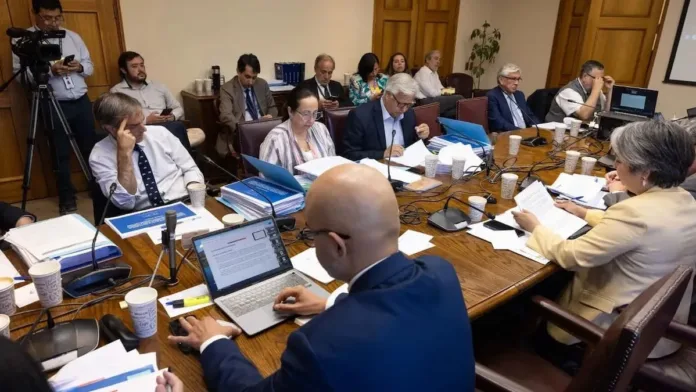 El presidente de la comisión de Trabajo del Senado fija fecha para votar reforma de pensiones. El presidente de la comisión de Trabajo del Senado fija fecha para votar reforma de pensiones.