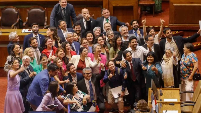 Celebración de la reforma de pensiones: PC y Chile Vamos lanzan dardos a Republicanos. Celebración de la reforma de pensiones: PC y Chile Vamos lanzan dardos a Republicanos.