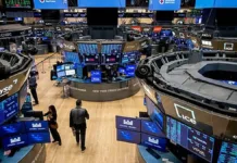Wall Street se desploma tras la reducción de apuestas por bajas de tasas en EE.UU.