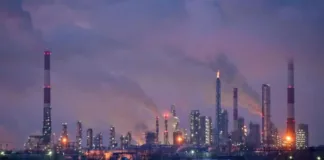 Ucrania lanza un ataque a una clave refinería de petróleo en Rusia.