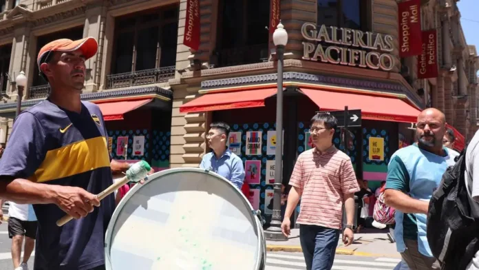 "El dolor de ya no ser": un homenaje a la decadencia y gloria de la calle Florida. "El dolor de ya no ser": un homenaje a la decadencia y gloria de la calle Florida.