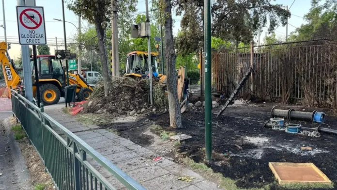 Emergencia en Vitacura: retroexcavadora rompe matriz de gas y causa alarma. Emergencia en Vitacura: retroexcavadora rompe matriz de gas y causa alarma.