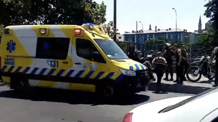 Hombre herido tras altercado entre limpiavidrios y automovilista en Santiago.