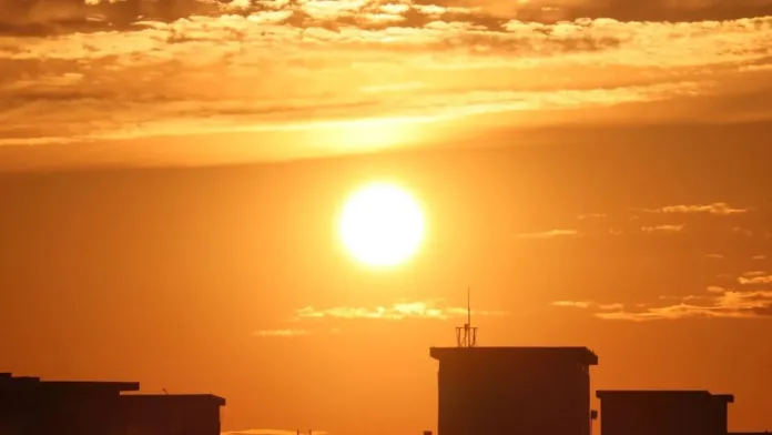Iván Torres advierte sobre la primera ola de calor nocturno en Santiago.