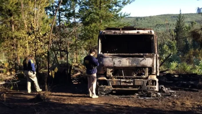 Nuevo ataque en La Araucanía: encapuchados queman cuatro camiones y amenazan con armas. Nuevo ataque en La Araucanía: encapuchados queman cuatro camiones y amenazan con armas.