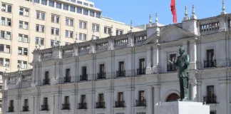 Explora las 11 estatuas que rodean el Palacio de La Moneda en Chile.