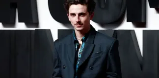 Timothée Chalamet se transforma radicalmente para dar vida a Bob Dylan.