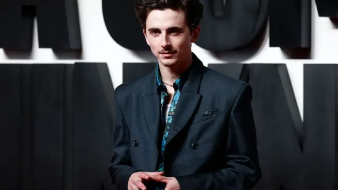 Timothée Chalamet se transforma radicalmente para dar vida a Bob Dylan. Timothée Chalamet se transforma radicalmente para dar vida a Bob Dylan.