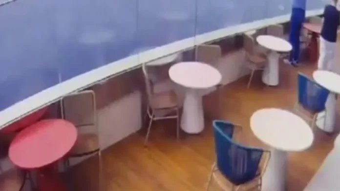 Turista chileno detenido en Río tras lanzarse en paracaídas desde un hotel en Río. Turista chileno detenido en Río tras lanzarse en paracaídas desde un hotel en Río.