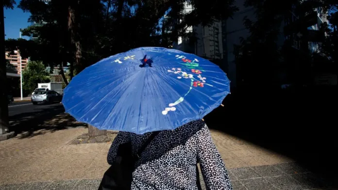 Alerta Roja por calor extremo en 4 provincias de Valparaíso este fin de semana. Alerta Roja por calor extremo en 4 provincias de Valparaíso este fin de semana.