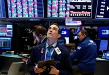 Wall Street en rojo: señales de fortaleza laboral limitan recortes de tasas en EEUU.