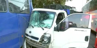 Conductor se quedó dormido y chocó bus en el centro de Santiago.