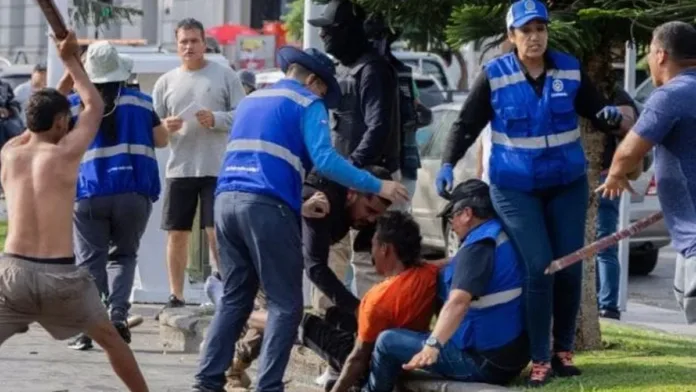 Conflicto en Antofagasta: vendedores ambulantes agreden a funcionarios durante fiscalización. Conflicto en Antofagasta: vendedores ambulantes agreden a funcionarios durante fiscalización.