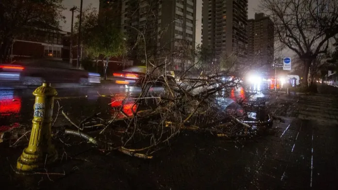 Tragedia en toque de queda: madre e hija atacadas cerca del aeropuerto. Tragedia en toque de queda: madre e hija atacadas cerca del aeropuerto.